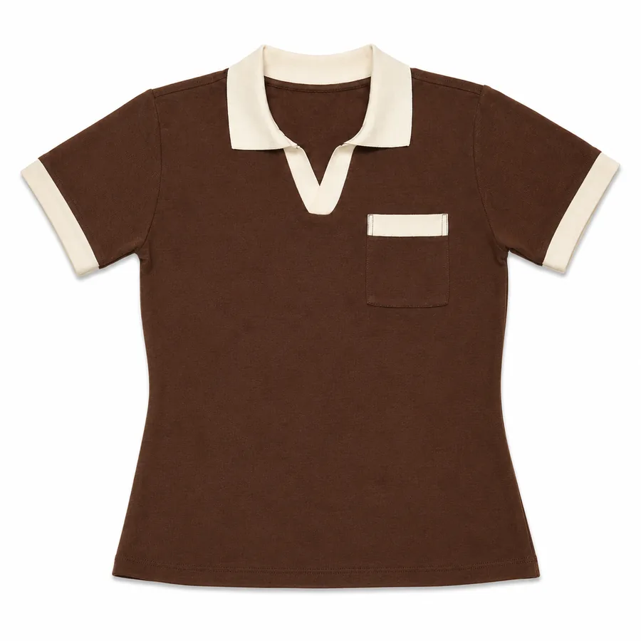 Camisa polo marrom com bolso e acabamento bege private label